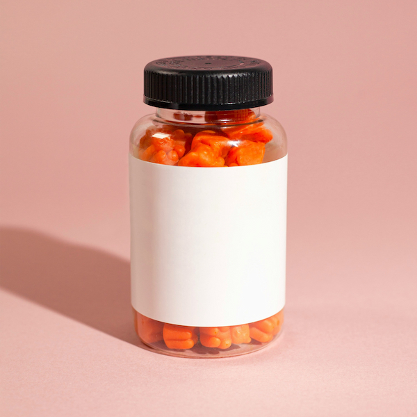 photo of a pill bottle with a blank label representing generic medication