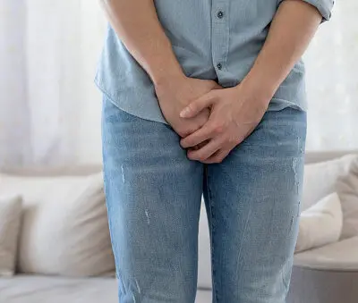 A photo of a woman in discomfort because of a urinary tract infection (UTI) seeking antibiotics from a phamacist