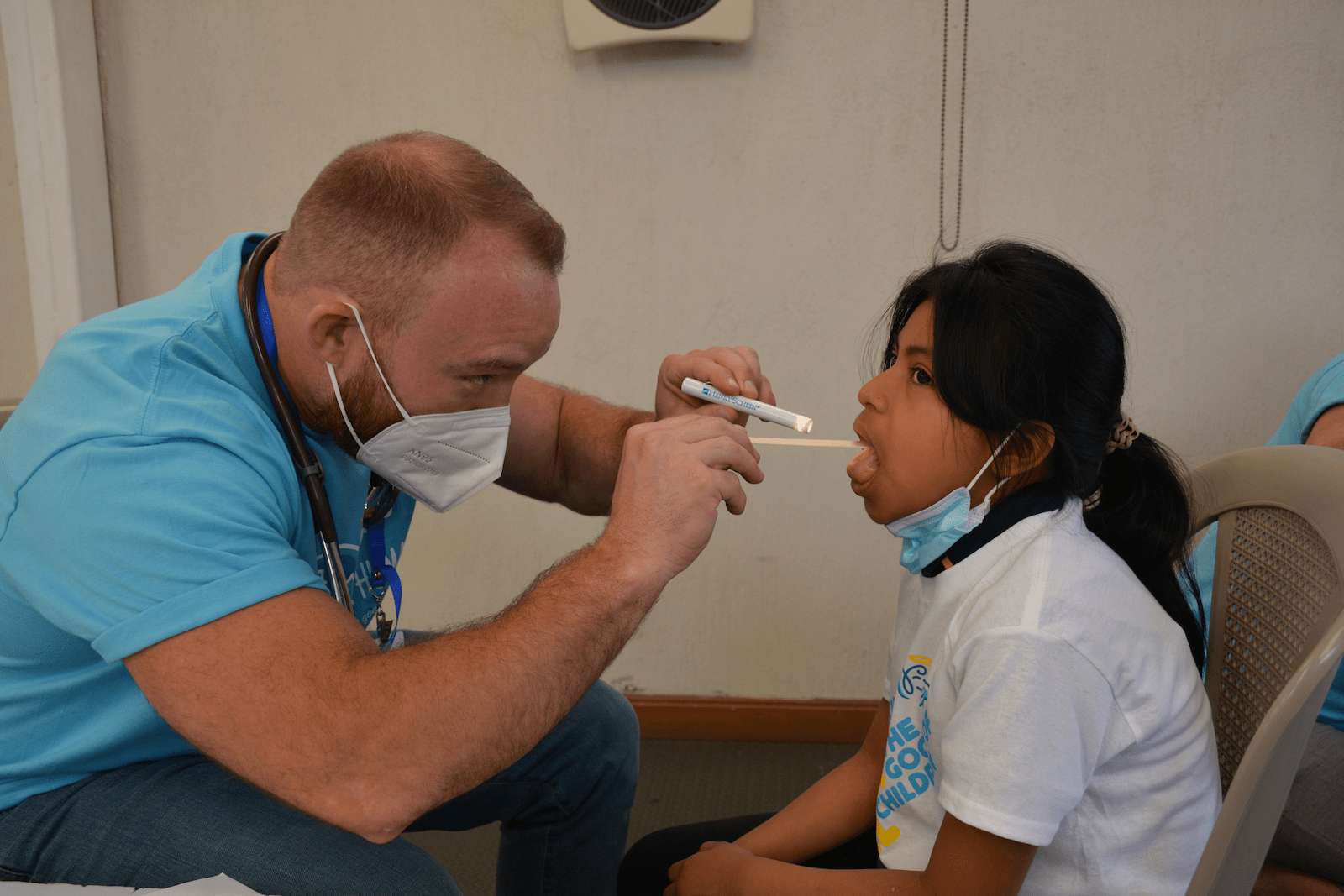 photo of a medical professional inspecting a young patient's throat for oral thrush. Pharmacists in Ottawa and Orleans can treat Oral Thrush.